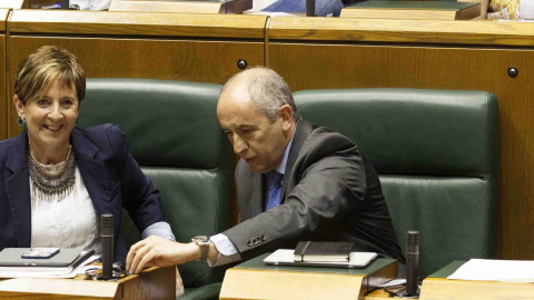 El lehendakari, Iñigo Urkullu, y los consejeros Josu Erkoreka, Arantza Tapia y Ángel Toña, durante el pleno de control que celebra el Parlamento Vasco. EFE/David Aguilar