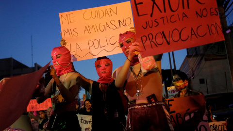 Las mujeres se manifiestan en la protesta "No me protegen, me violan" | Reuters