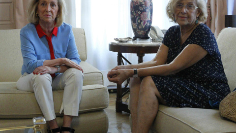 La delegada del Gobierno en Madrid, Concepción Dancausa,  y la alcaldesa de Madrid, Manuela Carmena, durante la reunión que mantuvieron en Palacio de Borghetto.EFE/Juan M.