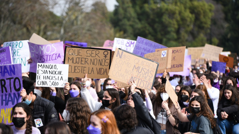 arias personas con carteles participan en una manifestación estudiantil feminista por el 8M, Día Internacional de la Mujer, a 8 de marzo de 2022