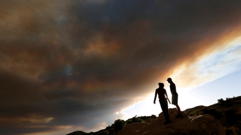 Tom y Martin observan mientras el humo se eleva en las colinas cerca de Santa Barbara. REUTERS/Mario Anzuoni