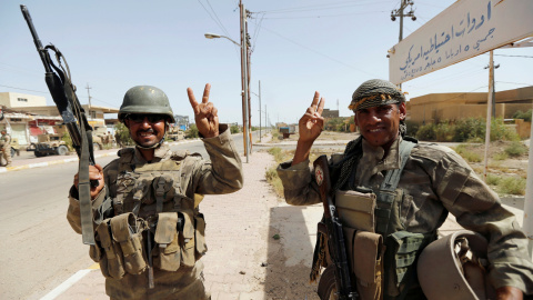 Soldados iraquíes saludan en el centro de Faluya, Irak. REUTERS/Thaier Al-Sudani