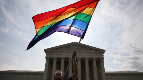 Bandera gay ondeando frente al Tribunal Supremo de EEUU.- AFP