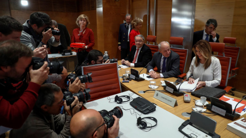 La presidenta de la Junta, Susana Díaz, antes de iniciar su comparecencia ante la comisión de investigación de la financiación de los partidos políticos del Senado, en la que solo participa el PP. EFE/ Emilio Naranjo