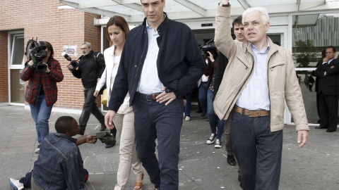 Pedro Sánchez, tras la visita que ha realizado hoy al Complejo Hospitalario de Navarra, dentro de los actos de campaña electoral. EFE