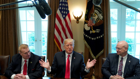 El presidente ejecutivo de Nucor John Ferriola, y el consejero delegado de US Steel, Dave Burritt, flanquean al presidente estadounidense Donald Trump durante el anuncio de aranceles a las importaciones de acero y de aluminio. REUTERS / Kev