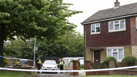 Varios policías ante la casa del presunto asesino de Jo Cox