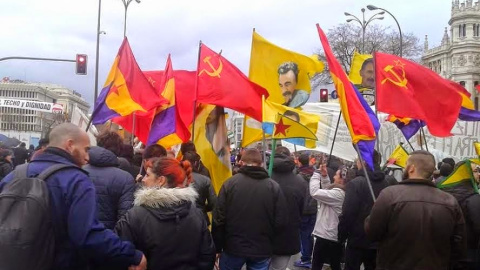 Comunistas se manifiestan con pancartas de Apo Ochalan y banderas de las YPG