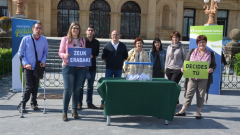 EH Bildu en Donostia, para hacer público su compromiso respecto a la recién aceptada ordenanza sobre consultas ciudadanas.