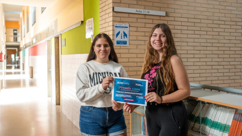 Fotografía de las ganadoras del concurso nacional sobre violencia machista para alumnos de centros de enseñanza, en la categoría de enseñanzas medias, del IES Alba Plata en Fuente de Cantos (Badajoz): Aurora Gutiérrez y Visitación Lanchero.