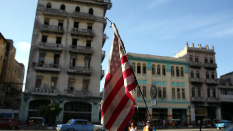 Una bandera de Estados Unidos ondea en un bicitaxi en La Habana. / EFE