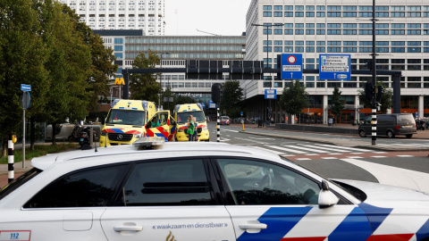 Imagen de las autoridades holandesa tras arrestar a un sospechoso tras un tiroteo en Rotterdam, Países Bajos, el 28 de septiembre de 2023.