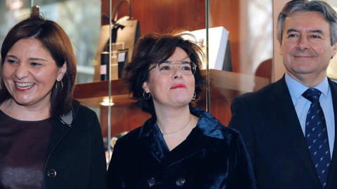 La vicepresidenta del Gobierno, Soraya Saénz de Santamaría junto a la presidenta del Partido Popular de la Comunitad Valenciana, Isabel Bonig, y Rubén Moreno,nuevo secretario de Estado de Relaciones con las Cortes, antes de que comenzase el