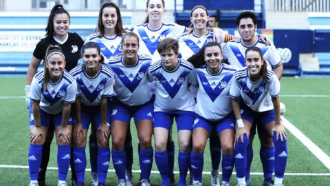 Las jugadoras del Club Esportiu Europa, con Álex Alcaide a la derecha.