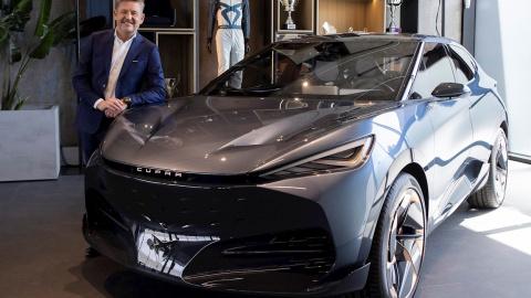 El presidente de Seat, Wayne Griffiths, posa con el prototipo del modelo eléctrico Cupra Tavasca, tras la rueda de prensa que ha ofrecido en la factoría de la compañía en Martorell (Barcelona) para presentar los resultados de la marca en 20