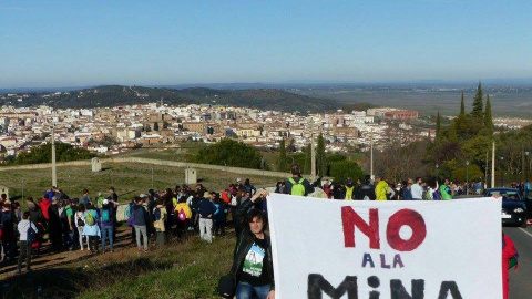 Una manifestación convocada por la Plataforma Salvemos la Montaña contra la mina en Caceres. PLATAFORMA SALVEMOS LA MONTAÑA