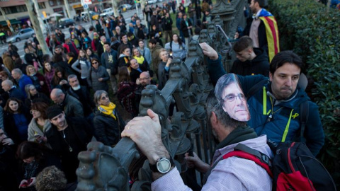 Manifestantes independentistas ante el Parlament, Barcelona.   EFE/Enric Fontcuberta