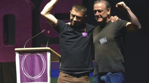 Juan Carlos Monedero junto al secretario general de Podemos Euskadi, Roberto Uriarte, durante el encuentro del partido para analizar los resultados del 24-M y debatir sobre el programa y políticas de pactos. EFE/MIGUEL TOÑA