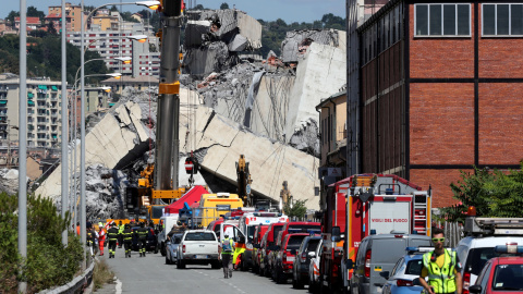 Bomberos y equipos de rescate en el lugar donde se derrumbó el puente Morándi, en la ciudad portuaria italiana de Génova. REUTERS/Stefano Rellandini