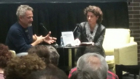 Rudy Gnutti i Marina Garcés, en la presentació del llibre 'El mundo sin trabajo. Pensando con Zygmunt Bauman', aquest dimecres a Barcelona. / Àngel Ferrero.