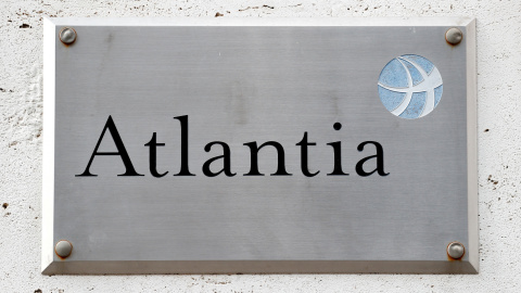 El logo del grupo Atlantia en el exterior de su sede en Roma. REUTERS/Alessandro Bianchi