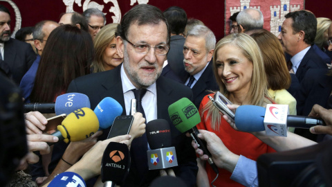 El presidente del Gobierno y del PP, Mariano Rajoy, hace unas declaraciones tras asistir a la toma de posesión de los siete consejeros del Gobierno de Cristina Cifuentes. EFE/Angel Diaz