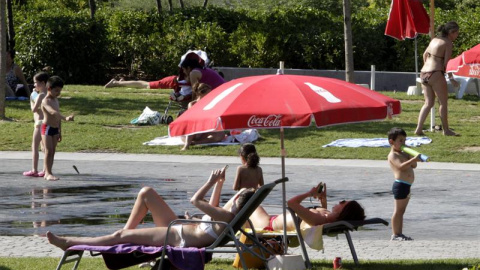 Los madrileños atenúan el calor en las fuentes de Madríd Río. /EFE