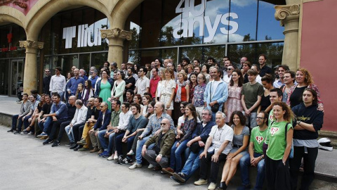 Foto de familia de los miembros de las compañias que participarán en la programación de la temporada 2016/17 del Teatre Lliure, que estará marcada por la celebración del 40 aniversario de lo que en un principio fue una cooperativa teatral c