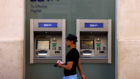 Un hombre pasa frente a los cajeros automáticos de una sucursal de BBVA en Málaga. REUTERS/Jon Nazca