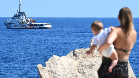 El barco del Open Arms visto de la costa de Lampedusa. - REUTERS