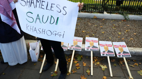 Un manifestante protesta frente a la embajada de Arabia Saudí en Londres por el asesinato de Jamal Khashoggi. SIMON DAWSON/REUTERS