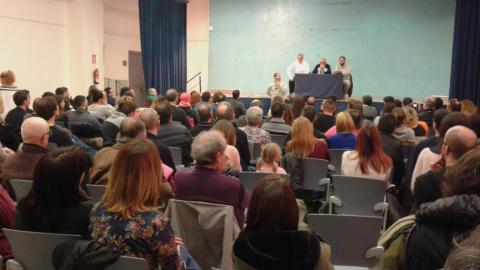 Assemblea d'afectats del bloc de pisos de Sant Joan Despí, aquest dimecres. / Marc Font.