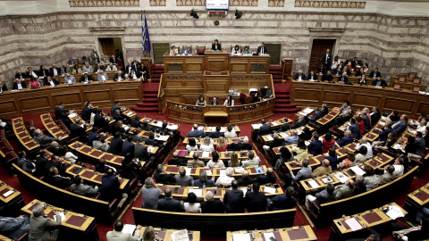 Vista general del hemiciclo del Parlamento griego durante la sesión extraordinaria para debatir sobre el referendum convocado por el  primer ministro Alexis Tsipras sobre el rescate. EFE/EPA/SIMELA PANTZARTZI