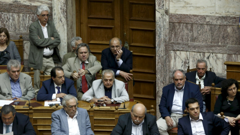 El primer ministro griego, Alexis Tsipras, y varios de los miembros de su Gobierno, durante la sesion extraordinaria del Parlamento heleno en la que se debate la convocatoria de un referéndum sobre el rescate. REUTERS/Alkis Konstantinidis