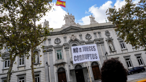 Una mujer con pancarta en una protesta contra la decisión del Tribunal Supremo sobre las hipotecas, frente a su sede en Madrid. REUTERS/Juan Medina