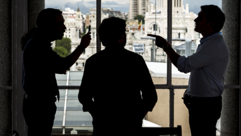 Fotografía facilitada por Atresmedia de los líderes de Ciudadanos y de Podemos, Albert Rivera y Pablo Iglesias, respectivamente,  en el programa 'Salvados' con Jordi Évole. EFE