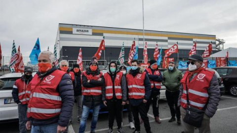 Los trabajadores de Amazon asisten a una huelga frente al centro logístico de Amazon de Brandizzo en Turín, Italia, el 22 de marzo de 2021.