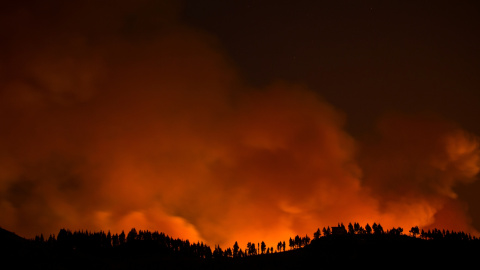 17/08/2019 - El fuego y las llamas del incendio forestal visto desde Valleseco, en Gran Canaria / REUTERS - Borja Suárez