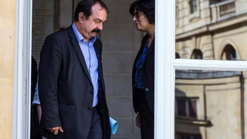 FRA04 PARÍS (FRANCIA) 17/06/2016.- La ministra de Trabajo francesa, Myriam El Khomri (d), acompaña al secretario general de la Confederación General del Trabajo (CGT), Philippe Martínez, después de su reunión en el Ministerio de Trabajo en 