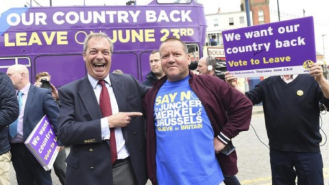 El líder del Partido de la Independencia del Reino Unido (UKIP), Nigel Farage, junto a uno de sus simpatizantes.- EFE