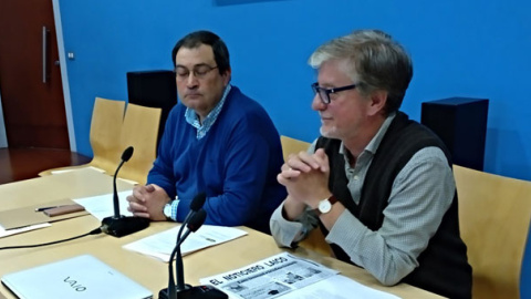 El alcalde de Zaragoza, Pedro Santisteve, con el presidente de Mhuel, Jorge García, en las sesiones de la asamblea de Recuperando. / EDUARDO BAYONA