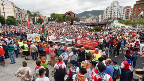 Vista de la manifestación convocada por el movimiento de pensionistas de Bizkaia, en plenas fiestas de Bilbao, para reclamar unas pensiones públicas "dignas". EFE/ Miguel Toña