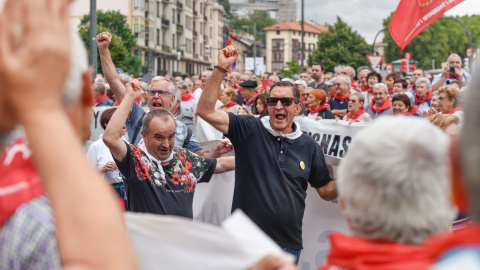 Vista de la manifestación convocada por el movimiento de pensionistas de Bizkaia, en plenas fiestas de Bilbao, para reclamar unas pensiones públicas "dignas". EFE/ Miguel Toña