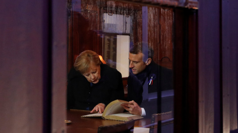 El presidente francés, Emmanuel Macron, y la canciller alemana, Angela Merkel, durante la conmemoración del armisticio de 1918. Philippe Wojazer/REUTERS