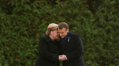 El presidente francés, Emmanuel Macron, y la canciller alemana, Angela Merkel, se agarran de las manos durante la conmemoración del armisticio de 1918. Philippe Wojazer/REUTERS