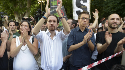 Carolina Bescansa, Pablo Iglesias e Íñigo Errejón, dirigentes de Podemos, aplauden en un momento de la intervención de Panayota Maniou, de Syriza. JC