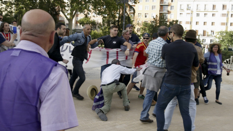 Miembros del grupo neonazi Hogar Social Madrid que han irrumpido en un acto de campaña de Podemos para intentar boicotearlo. EFE/J. J. Guillén