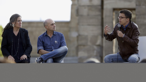 El secretario político de Podemos, Íñigo Errejón, junto al actor Pepe Viyuela, y la fotógrafa Ouka Leele, durante su intervención en Madrid en un acto de campaña  con la presencia de representantes del mundo de la cultura. EFE/J. J. Guillén