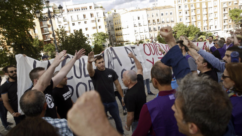 Miembros del grupo neonazi Hogar Social Madrid que han irrumpido en un acto de campaña de Podemos para intentar boicotearlo. EFE/J. J. Guillén