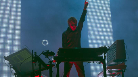 - El compositor e intérprete francés de música electrónica Jean Michel Jarre durante su concierto en la segunda jornada del Sonar'16. EFE/Quique García